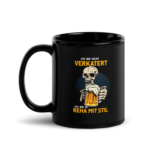 Ich bin nicht verkatert. Ich bin in Reha mit Stil – Black Glossy Mug with skeleton design and beer.