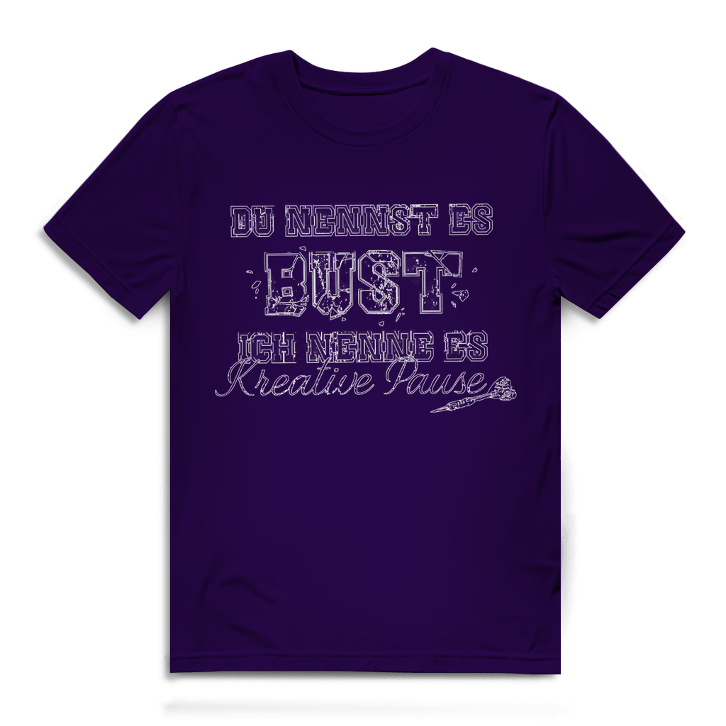 Du nennst es Bust Herren Premium Bio T-Shirt mit grungiger Typografie und Dart-Elementen auf lila Hintergrund.
