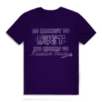 Du nennst es Bust Herren Premium Bio T-Shirt mit grungiger Typografie und Dart-Elementen auf lila Hintergrund.