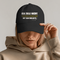 Ich ziele nicht Bio Cap – stylische Baseballmütze mit grungiger Typografie und Dart-Motiv.