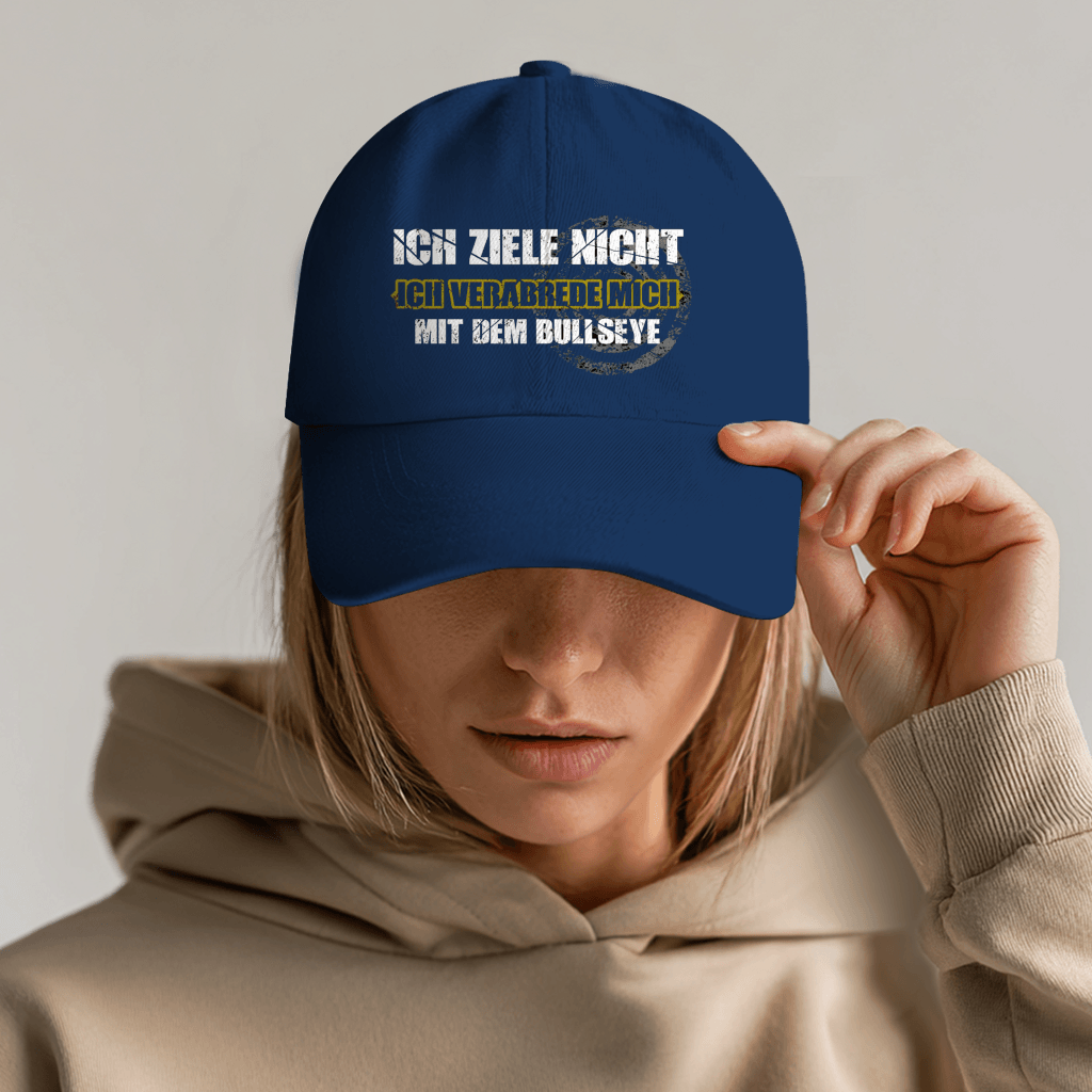 Ich ziele nicht Bio Cap mit frechem Dart-Humor und markantem Bullseye-Design auf blauer Kappe.