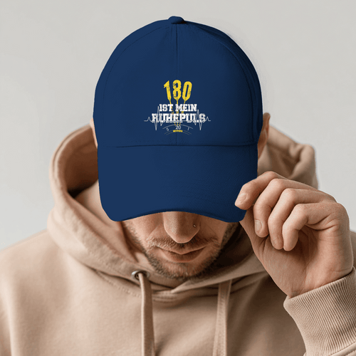 Person wearing a navy cap with the text '180 ist mein Ruhepuls' and dart-themed design.