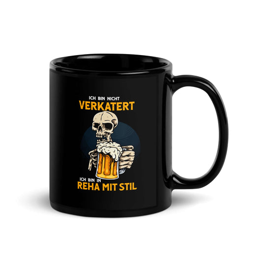 Ich bin nicht verkatert. Ich bin in Reha mit Stil – Black Glossy Mug with a skeleton holding a beer.