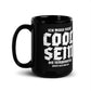 Ich muss nicht cool sein. Die Temperatur passt sich mir an Black Glossy Mug with humorous quote in bold text.