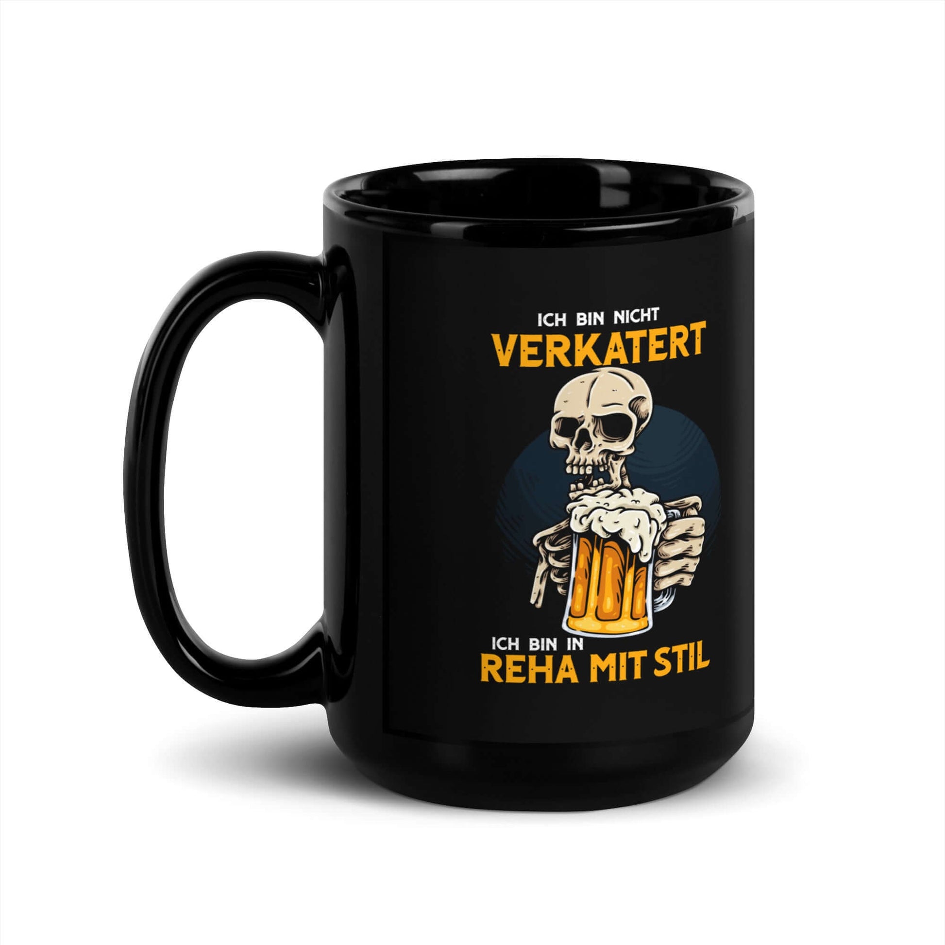 Ich bin nicht verkatert. Ich bin in Reha mit Stil – Black Glossy Mug with humorous skull design.