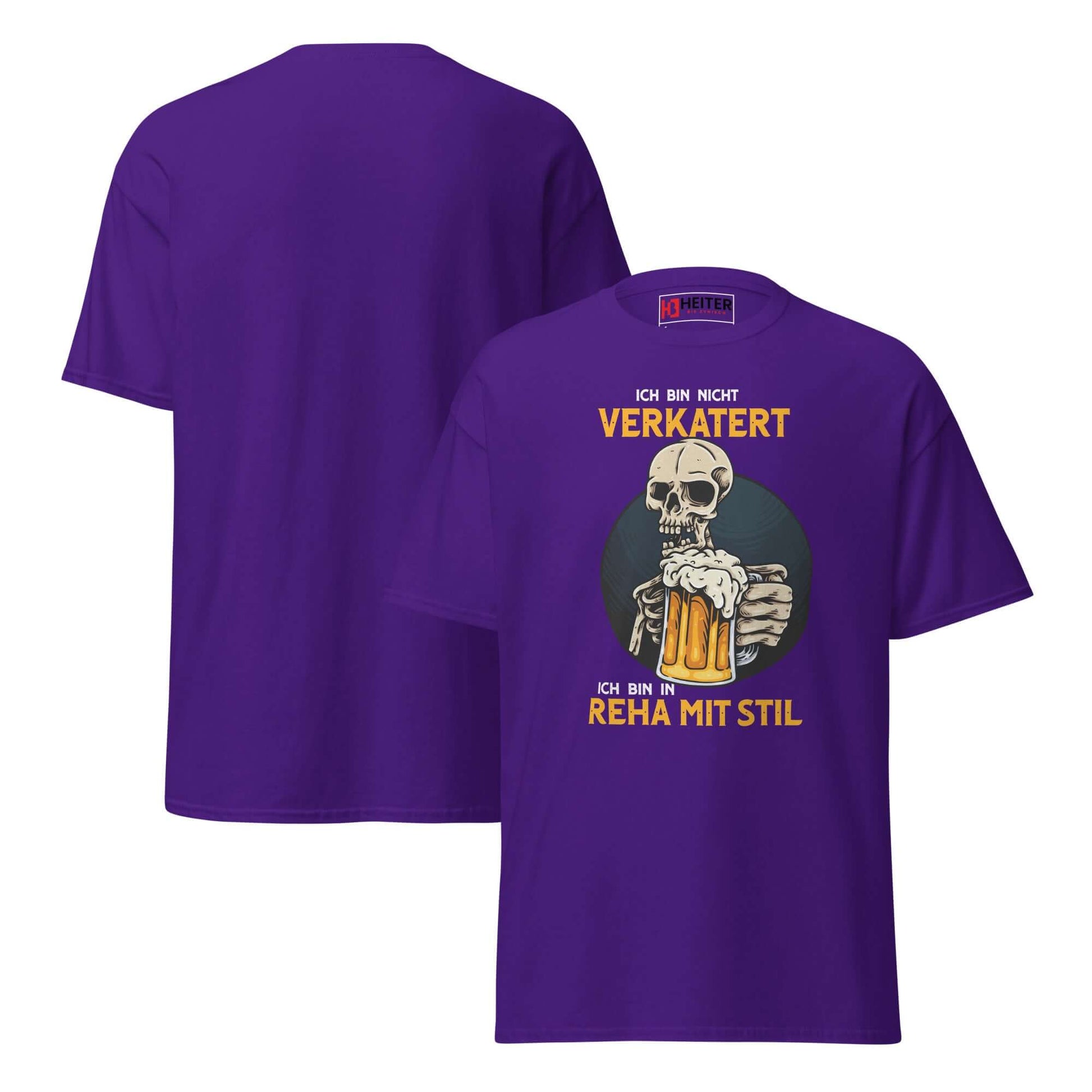 Ich bin nicht verkatert. Ich bin in Reha mit Stil – Unisex Classic Tee in lila mit Totenkopf und Bierdesign.